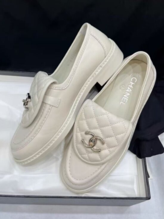 CHANEL. Shoes - Chanel Platform Loafers | Off-White Quilted Leather, Size 37 (US 7)